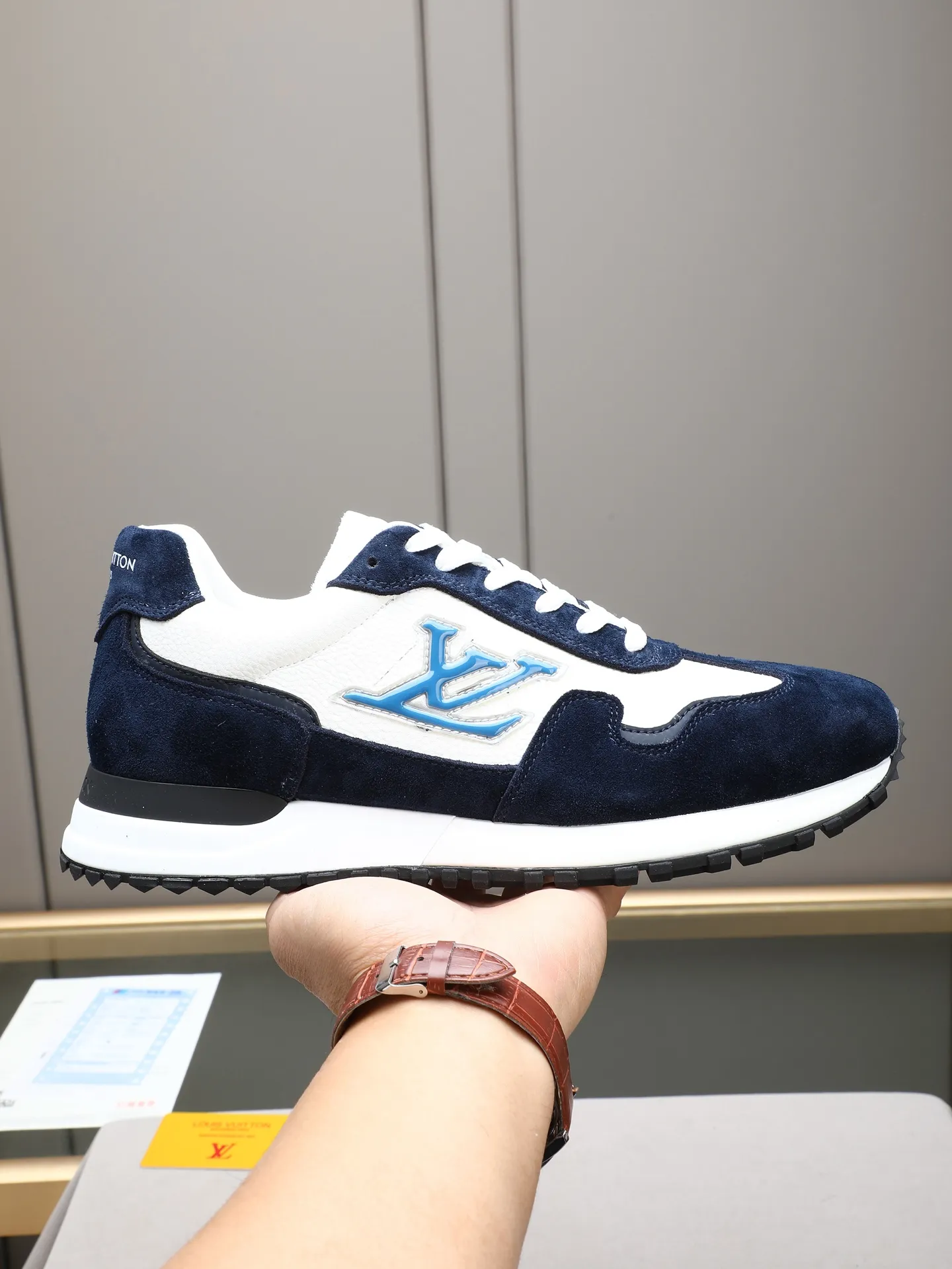 PP600 Louis Vuitton LV Run Men's Sports Shoes LV Run men's sports shoes are made of cowhide leather, low-key and luxurious. The tongue and heel are embellished with classic logos, giving it a full sense of hierarchy. The rubber sole has strong grip and wear resistance, suitable for daily wear or light sports scenes, and has a full sense of quality🎬size: 39-44 (customized at 38.45.46)